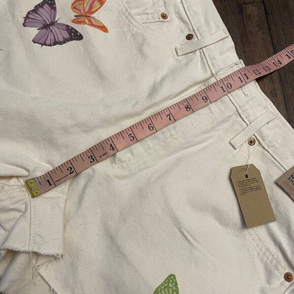 Levi’s 501 Light Stonewash Butterfly Shorts - Picture 7 of 10